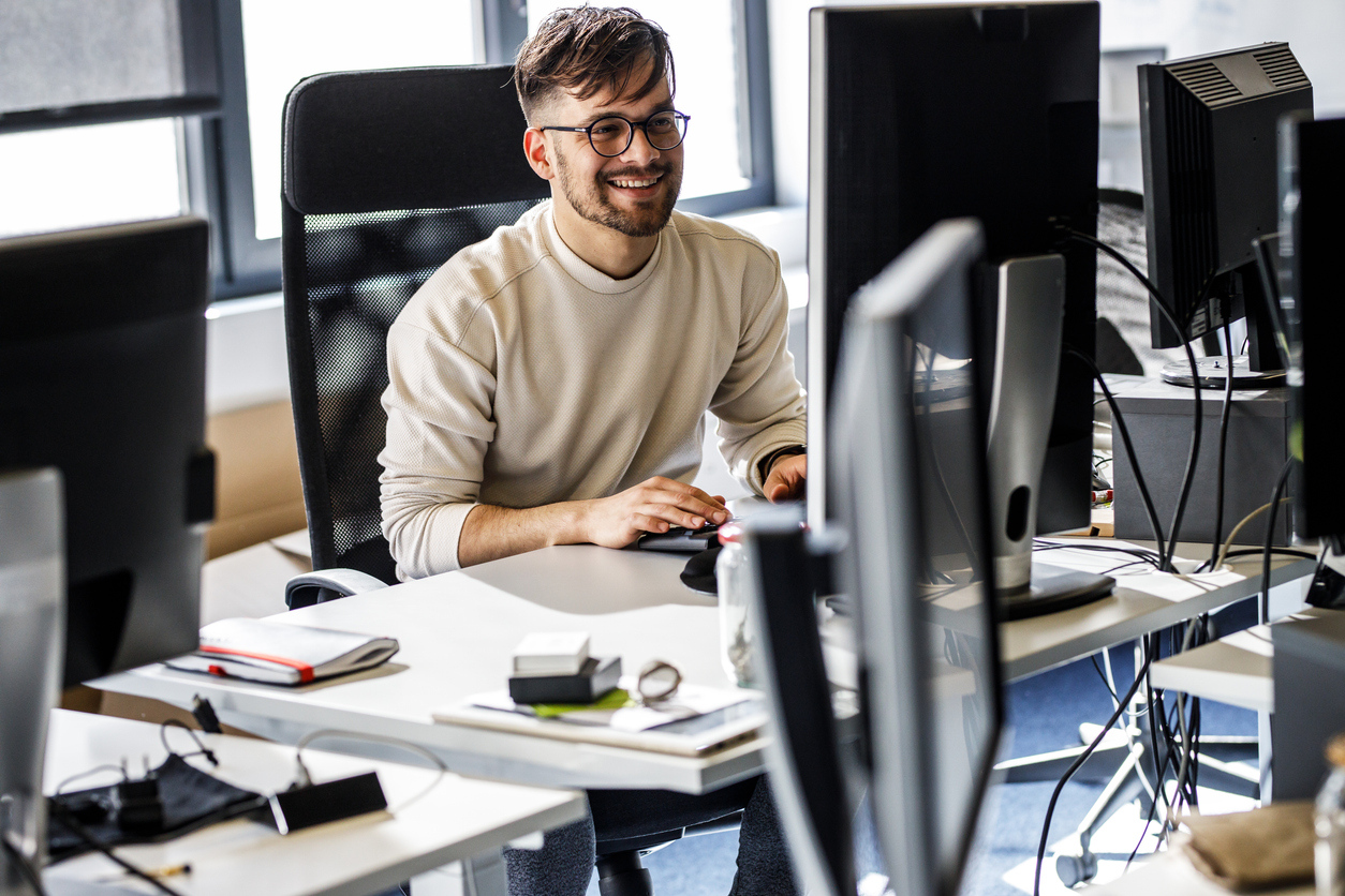 Techniker auf Arbeitsplatz